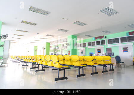 Ortopedica sala esame, giallo vuota sedie in attesa di esame in ospedale, in sede per i pazienti in attesa di esame medico. Foto Stock