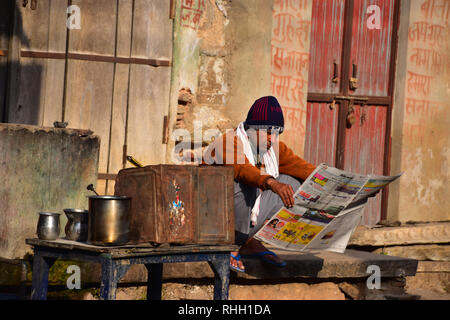 Lettore di giornale, Bundi, Rajasthan, India Foto Stock