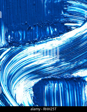 Texture di blue mascara per ciglia isolati su sfondo bianco. Cospargere di blu navy mascara per ciglia su sfondo bianco. Foto Stock