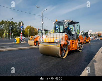 Mosca, Russia - ottobre 9. 2018. Asfalto riparazione utilizzando asfalto lastricatore Foto Stock