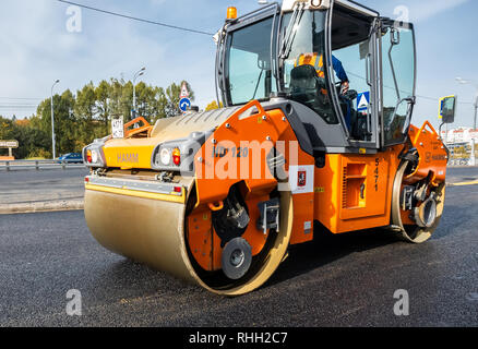 Mosca, Russia - ottobre 9. 2018. Asfalto riparazione utilizzando asfalto lastricatore Foto Stock