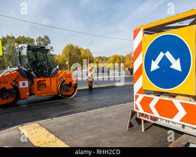 Mosca, Russia - ottobre 9. 2018. Asfalto di riparazione usando il rullo di asfalto Foto Stock