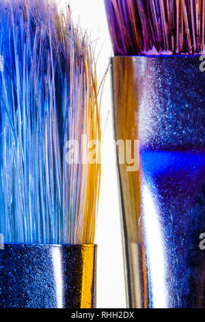 Pennelli per dipingere con rigide setole sintetiche per la pittura ad olio,  acrilico, tempera su sfondo bianco. Scenario macro Foto stock - Alamy
