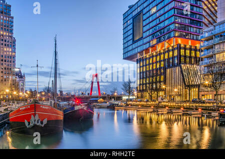 Rotterdam, Paesi Bassi, 9 Gennaio 2019: vista del porto di Wijnhaven al mattino ore blu con accenti rossi dal ponte Wiilems tralicci, un rosso B Foto Stock