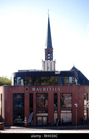 Worm, Germania - 13 Ottobre 2018: l'edificio moderno del ristorante di Maurizio presso la cattedrale Dom in worm con la torre della chiesa di Magnus i Foto Stock