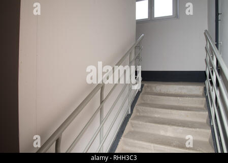 Uscita di emergenza in un edificio residenziale di appartamenti. Foto Stock