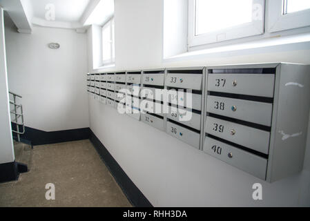 Cassette postali in un edificio residenziale di appartamenti Foto Stock