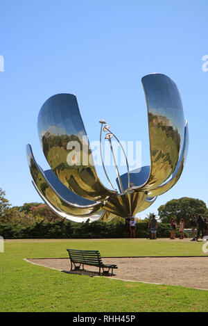 Famoso fiore scultura chiamato Floralis Generica, realizzato in acciaio ed alluminio dagli argentini architetto Eduardo Catalano, Buenos Aires, Argentina Foto Stock
