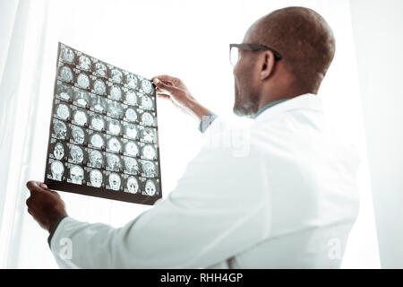 Internazionale grave lavoratore medica godendo il suo lavoro Foto Stock