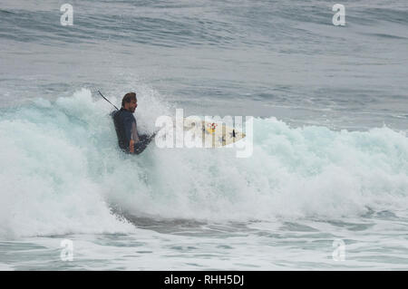 Surfer cade fuori da un onda al XIII Salinas Longboard Internazionale Festival 2014 (Castrillón,Asturias,Spagna) Surf Surf Mar Cantabrico Foto Stock