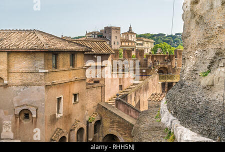 Camminando lungo le mura di Castel Sant'Angelo a Roma, Italia. Foto Stock