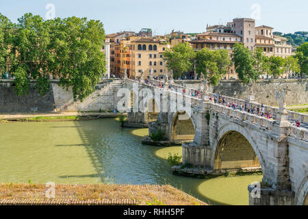 Sant'Angelo Bridge come visto da Castel Sant'Angelo in un assolato pomeriggio di estate. Roma, Italia. Foto Stock