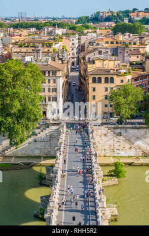 Sant'Angelo Bridge come visto da Castel Sant'Angelo in un assolato pomeriggio di estate. Roma, Italia. Foto Stock