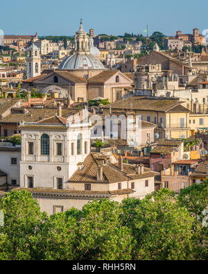 Panorama di Roma come visto da Castel Sant'Angelo in un assolato pomeriggio di estate. Foto Stock