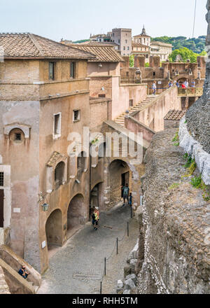 Camminando lungo le mura di Castel Sant'Angelo a Roma, Italia. Foto Stock