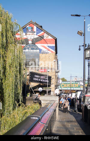 Il mercato di Camden, London, Regno Kingdown - Ottobre 9, 2018, ingresso per il mercato di Camden populair un luogo per i turisti e la gente del posto per negozio alternativo Foto Stock