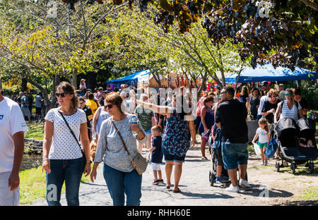 Babilonia, NY, Stati Uniti d'America - 16 Settembre 2018: le persone che si godono il villaggio di Babilonia fair passeggiando Argyle Lago godendo di ciò che i fornitori stanno offrendo. Foto Stock