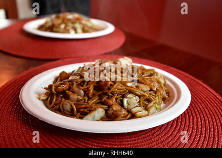 Asian Tagliatelle con verdure e pollo serviti sulla piastra. Foto Stock