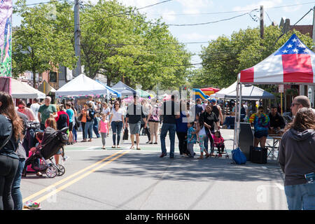 Babilonia, New York, Stati Uniti d'America - 3 Giugno 2017: per coloro che godono di annuale di Babilonia Village street fair on Deer Park Ave, con un sacco di venditori, giostre e cibo. Foto Stock