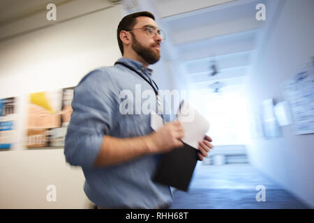 Lavoratore in galleria d'arte angolo basso Foto Stock