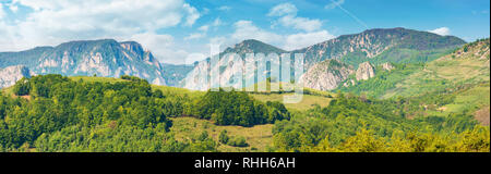 Stupendo panorama della campagna in primavera. bellissimo paesaggio della Romania. area rurale sulle colline vicine. distante cresta con rocce, scogliere e gor Foto Stock