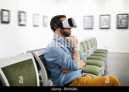 Uomo che indossa VR in Museo Foto Stock