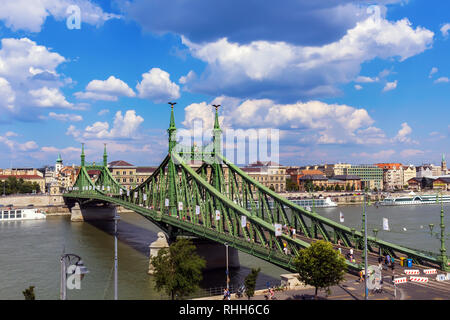 Vista dalla collina di Gellert sul Danubio e la sistemazione del ponte della Libertà Foto Stock