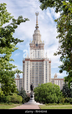 Mosca, Russia - Agosto 20, 2018: vista sopra l'edificio principale dell'Università Statale di Mosca con il monumento a Mikhail Lomonosov, il fondatore di th Foto Stock