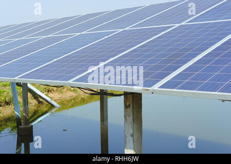 Pannello a celle solari per fornire alimentazione alla pompa acqua in fattoria. L'energia rinnovabile in agricoltura Foto Stock