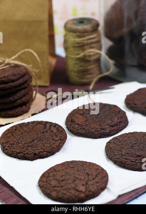 Fatti in casa biscotti al cioccolato cotta per gifting shot in una messa a fuoco selettiva per aggiungere spazio di copia Foto Stock