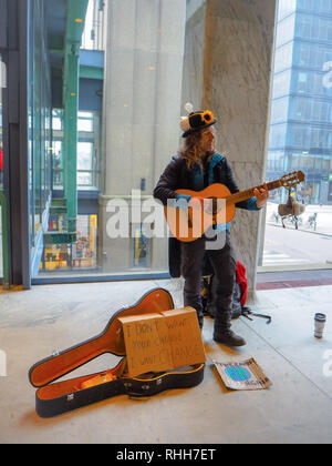 Gennaio 2019 - Bruxelles, Belgio: maschio artista di strada suonando la chitarra durante un cambiamento climatico protesta rally come una chiamata all azione Foto Stock