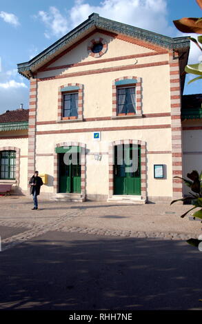 AJAXNETPHOTO. 5 Aprile, 2006. LOUVECIENNES, Francia. - La STATION HOUSE - stazione suburbana a casa con il tradizionale modello di mattoni. Foto:JONATHAN EASTLAND/AJAX REF:D1X60504 916 Foto Stock