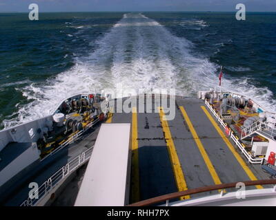 AJAXNETPHOTO. Canale Inglese. - Rubrica PER LA FRANCIA - la scia di una nave traghetto sul passaggio attraverso il canale da Dover a Dunkerque. Foto;JONATHAN EASTLAND/AJAX REF:GR80904 10612 Foto Stock