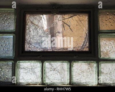 Mattoni in vetro isolati con bolla di pattern nella finestra dettagli di architettura Foto Stock