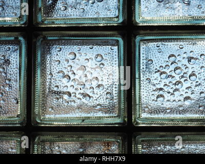 Mattoni in vetro isolati con bolla di pattern nella finestra dettagli di architettura Foto Stock