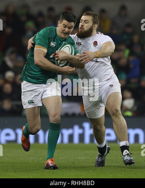 In Irlanda il Jonny Sexton affrontato mediante l'Inghilterra del Luke Cowan-Dickie durante il Guinness Sei Nazioni corrispondono all'Aviva Stadium di Dublino. Foto Stock