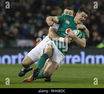 In Irlanda il Jonny Sexton affrontato mediante l'Inghilterra del Luke Cowan-Dickie durante il Guinness Sei Nazioni corrispondono all'Aviva Stadium di Dublino. Foto Stock