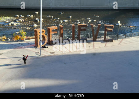 Il "Credo" scultura, creato da Jeff Schomberg e Laura Kimpton per il 2013 Burning Man festival, sta ora nella City Plaza, centro di Reno, Nevad Foto Stock