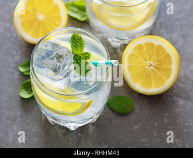 Due bicchieri di limonata fresca su sfondo di ardesia Foto Stock