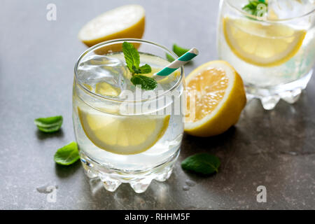 Due bicchieri di limonata fresca su sfondo di ardesia Foto Stock