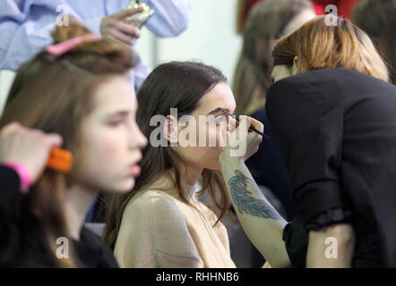 Kiev, Ucraina. 2° febbraio 2019. Preparare modelli di backstage durante l'Ucraino della settimana della moda a Kiev in Ucraina, il 02 febbraio 2019. L'evento fashion presenta Autunno Inverno 2019/20 collezioni dal designer ucraino dal 01 al 05 febbraio 2019. Credito: Serg Glovny/ZUMA filo/Alamy Live News Foto Stock