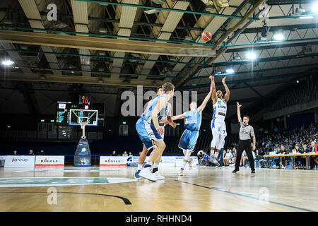 Karlsruhe, Deutschland. 02Feb, 2019. Di quale Damion Lacy (Lions) getta. GES/basket/ProA: PSK Lions - Cesti Paderborn, 02.02.2019 - | Utilizzo di credito in tutto il mondo: dpa/Alamy Live News Foto Stock