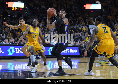 Wichita, Kansas, Stati Uniti d'America. 02Feb, 2019. Tulsa Golden uragano guard Elia giuntatore (3) cerca di passare all'angolo durante il NCAA Pallacanestro tra il Tulsa Golden uragani e Wichita State Shockers a Charles Koch Arena di Wichita, Kansas. Kendall Shaw/CSM/Alamy Live News Foto Stock