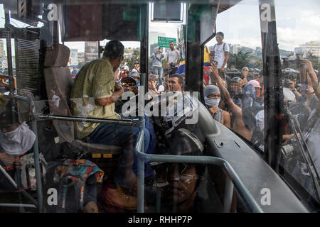 Caracas, Venezuela. 02Feb, 2019. Persone mascherate su un autobus. Più di un centinaio di migliaia di venezuelani sono stimati a hanno dimostrato di Caracas per auto-proclamato presidente ad interim Juan Guaidó. Credito: Rayneri Peña R/dpa/Alamy Live News Foto Stock