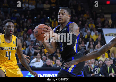 Wichita, Kansas, Stati Uniti d'America. 02Feb, 2019. Tulsa Golden uragano guard Elia giuntatore (3) rigidi per il cestello durante il NCAA Pallacanestro tra il Tulsa Golden uragani e Wichita State Shockers a Charles Koch Arena di Wichita, Kansas. Kendall Shaw/CSM/Alamy Live News Foto Stock