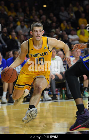 Wichita, Kansas, Stati Uniti d'America. 02Feb, 2019. Wichita State Shockers guard Erik Stevenson (10) rigidi per il cestello durante il NCAA Pallacanestro tra il Tulsa Golden uragani e Wichita State Shockers a Charles Koch Arena di Wichita, Kansas. Kendall Shaw/CSM/Alamy Live News Foto Stock