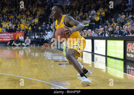 Wichita, Kansas, Stati Uniti d'America. 02Feb, 2019. Wichita State Shockers guard Samajae Haynes-Jones (4) rigidi per il cestello durante il NCAA Pallacanestro tra il Tulsa Golden uragani e Wichita State Shockers a Charles Koch Arena di Wichita, Kansas. Kendall Shaw/CSM/Alamy Live News Foto Stock