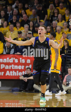 Wichita, Kansas, Stati Uniti d'America. 02Feb, 2019. Tulsa Golden uragano guard Curran Scott (10) reagisce a un cesto realizzato da Tulsa durante il NCAA Pallacanestro tra il Tulsa Golden uragani e Wichita State Shockers a Charles Koch Arena di Wichita, Kansas. Kendall Shaw/CSM/Alamy Live News Foto Stock