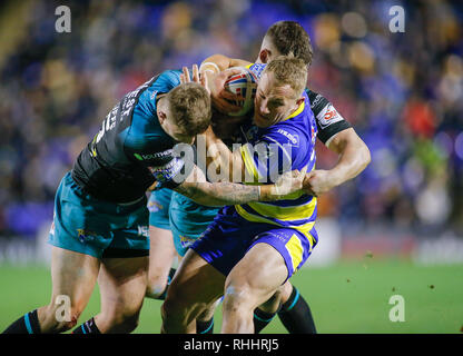 Cheshire, Regno Unito. 2° febbraio 2019. Betfred Super League Warrington lupi v Leeds rinoceronti Jason Clark di Warrington lupi affrontati da Liam Sutcliffe (L) e Richie Myler (R) di Leeds rinoceronti. Credito: Touchlinepics/Alamy Live News Foto Stock