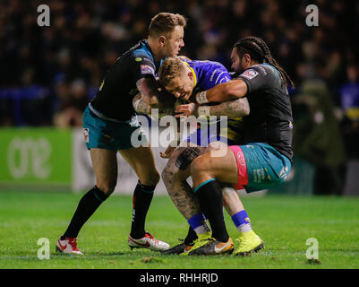 Cheshire, Regno Unito. 2° febbraio 2019. Betfred Super League Warrington lupi v Leeds rinoceronti Josh Charnley (C) di Warrington lupi affrontati da Konrad Hurrell (R) e Richie Myler (L) di Leeds rinoceronti. Credito: Touchlinepics/Alamy Live News Foto Stock